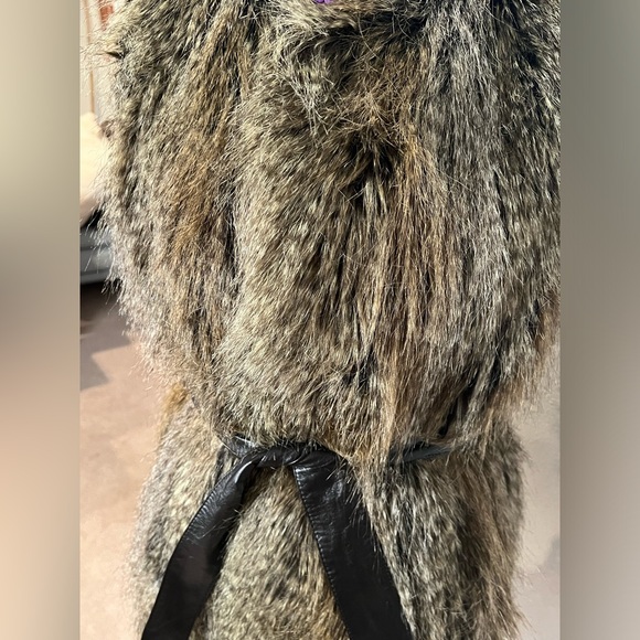Trina Turk Fux Fur vest - Picture 4 of 9
